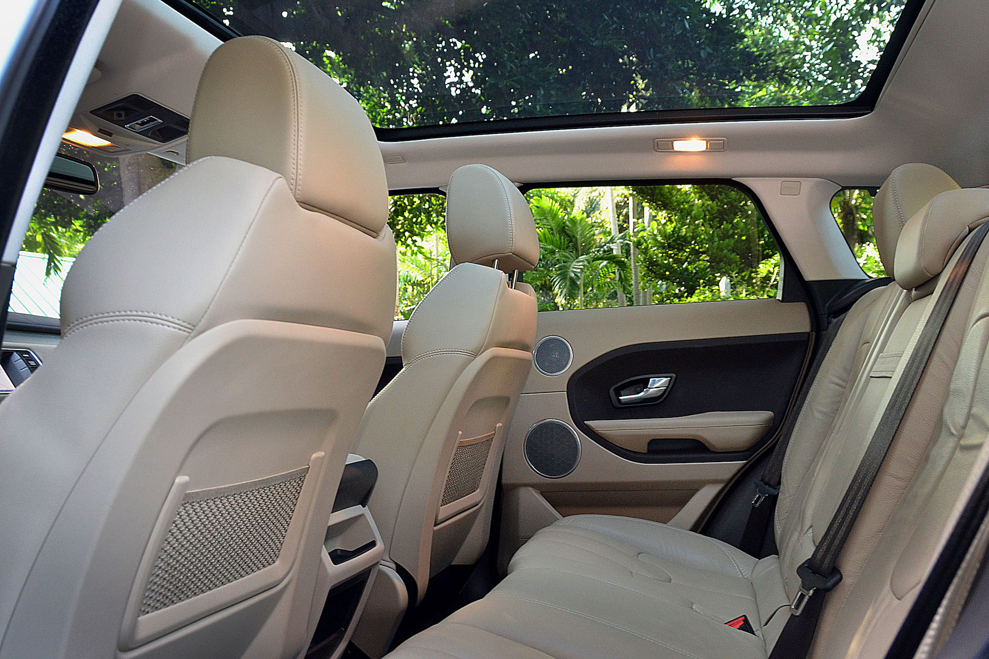 Land Rover Range Rover Evoque, equipped with a luxurious panoramic sunroof Land Rover Range Rover Evoque, equipped with a luxurious panoramic sunroof