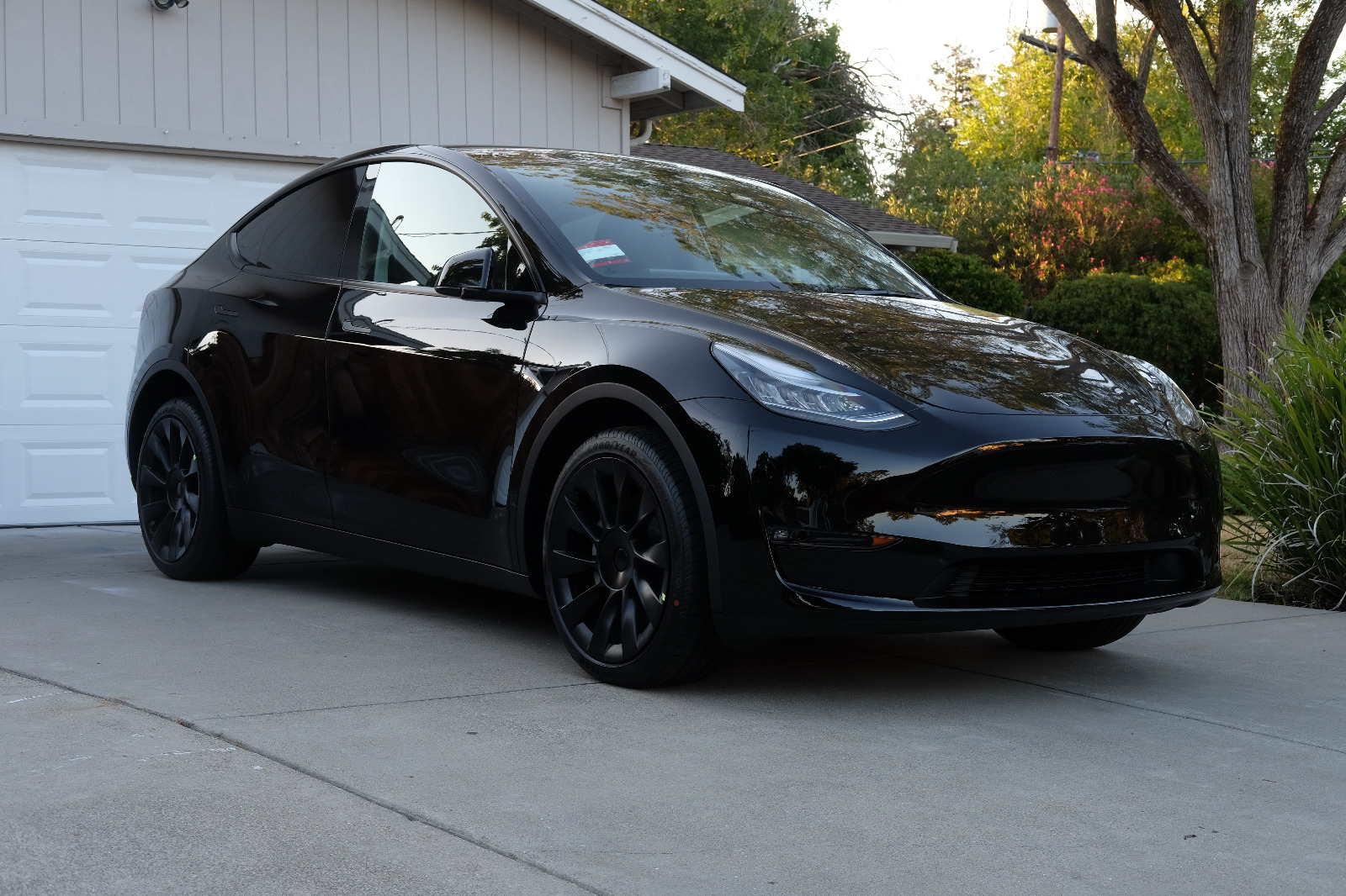 Tesla Model Y Long Range AWD Tesla Model Y Long Range AWD