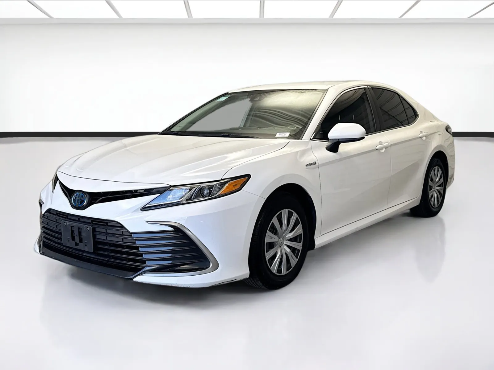 Toyota Camry Hybrid in Super White