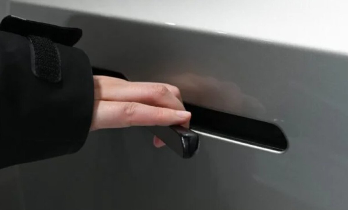 Flush Pop Out Door Handles of tesla model 3