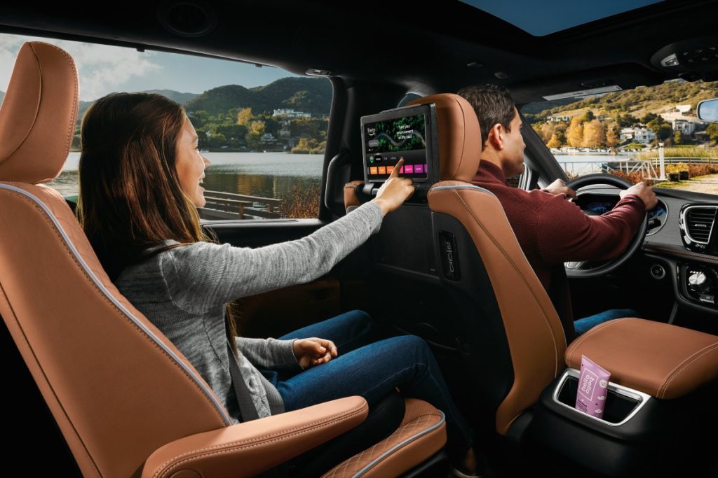 CabinTalk Lets the Driver Speak Clearly to Rear Passengers CabinTalk Lets the Driver Speak Clearly to Rear Passengers