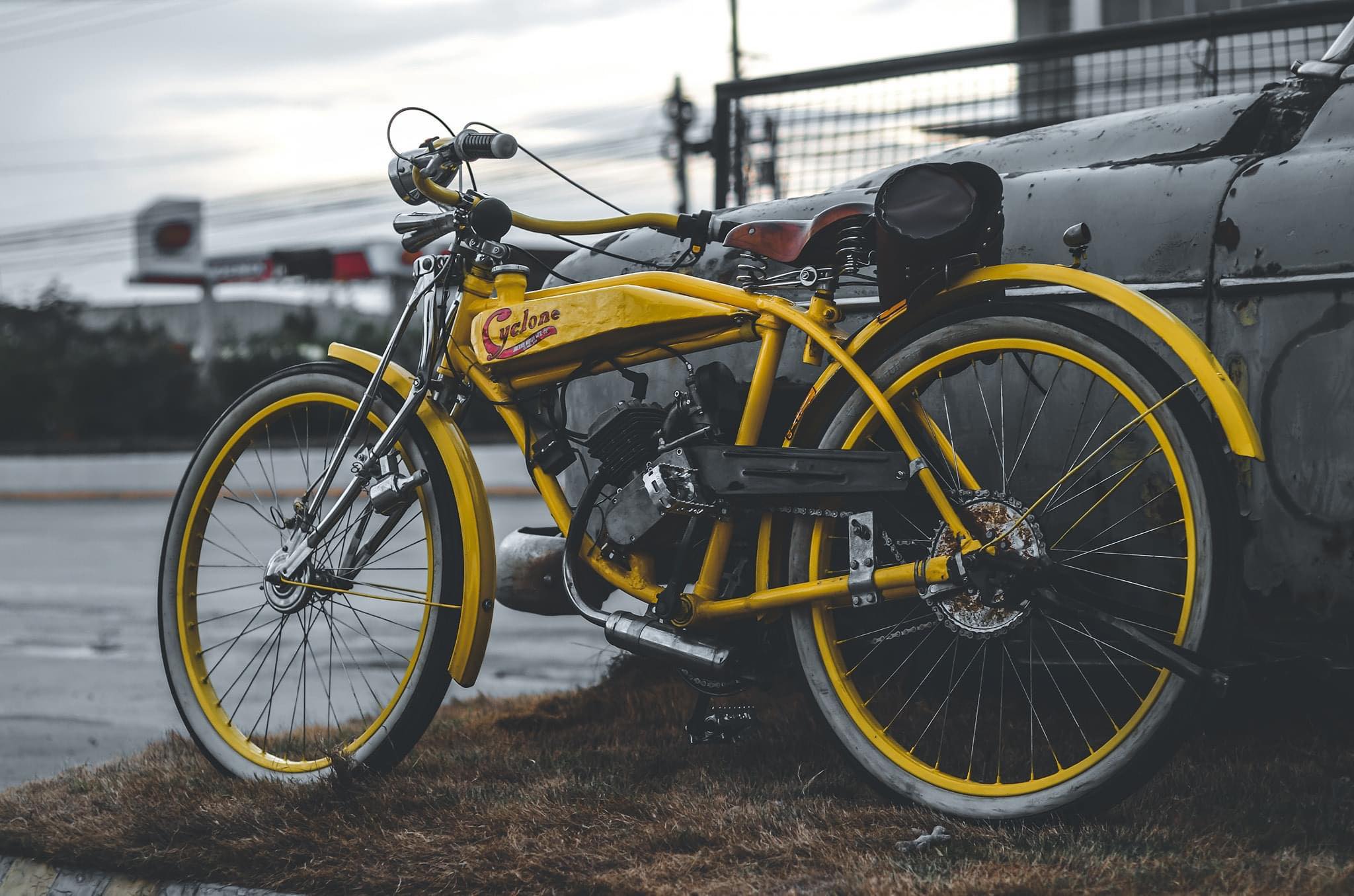 Cyclone Board Track Racer