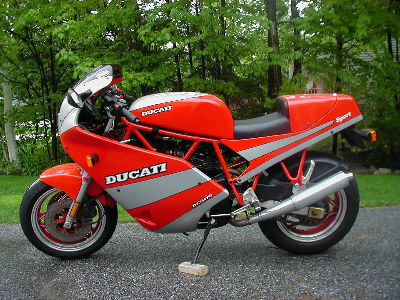 Ducati 750 Sport Desmo