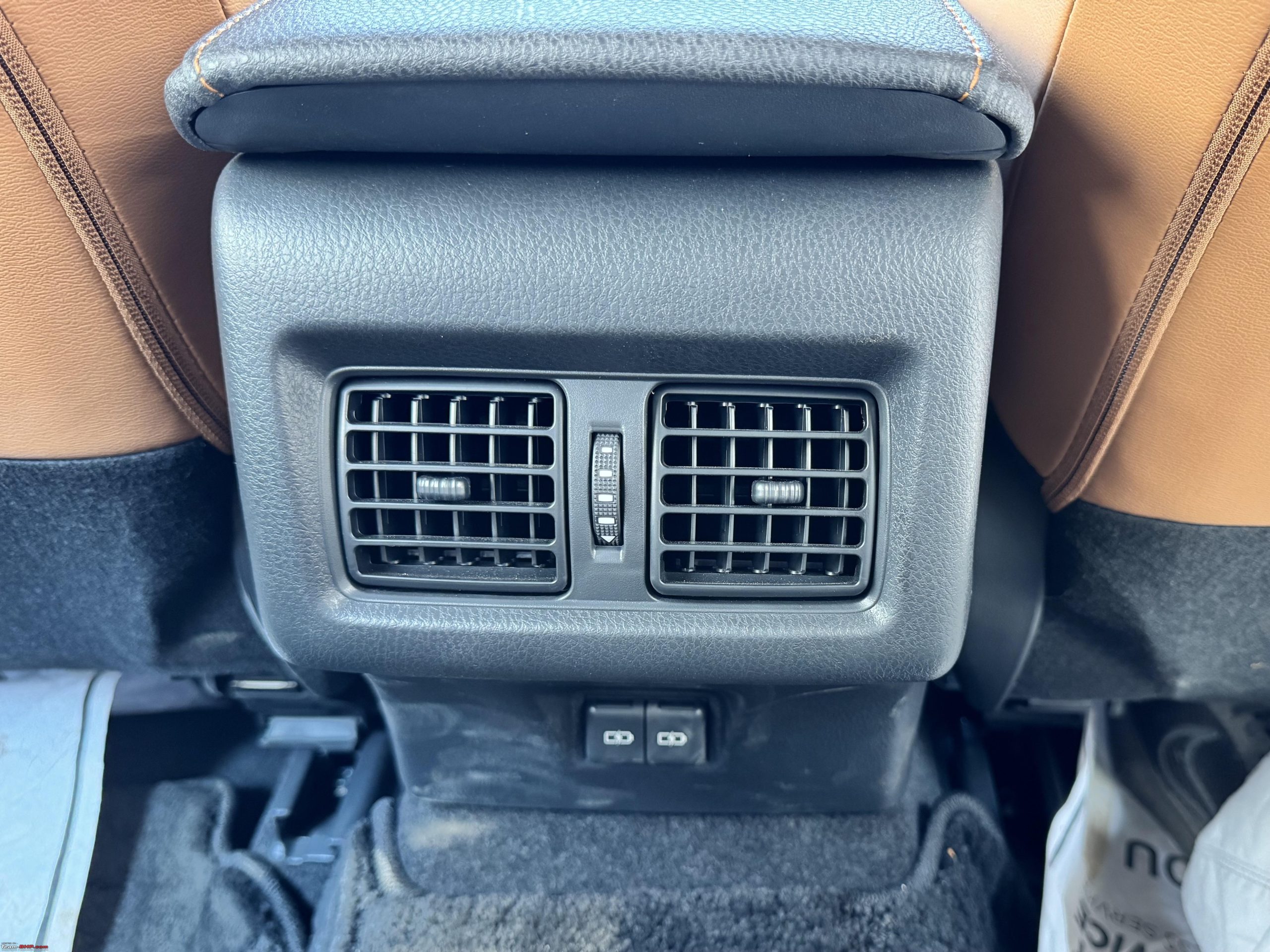 Rear AC vent Rear AC vent