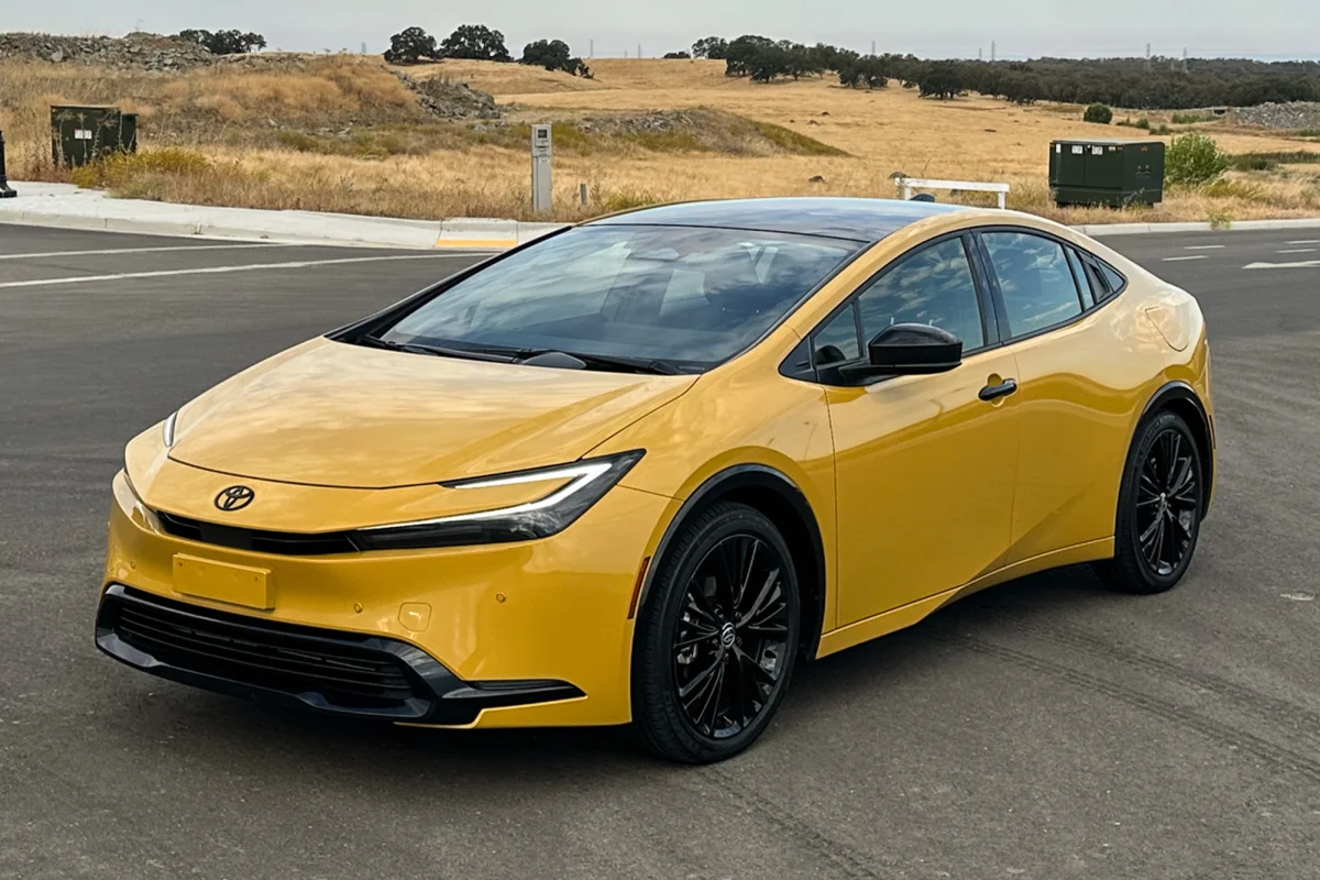 Toyota Prius LE (FWD)