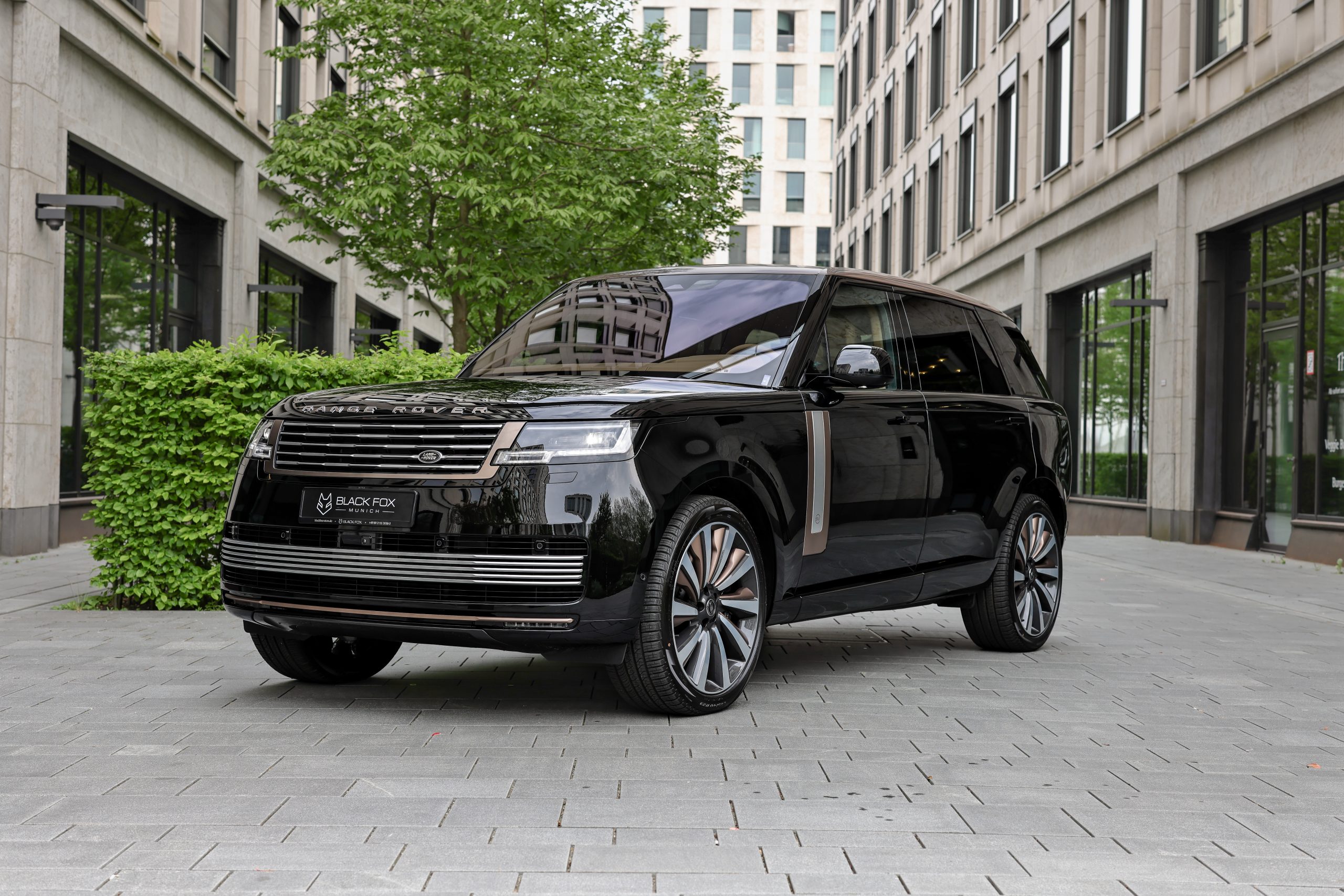 2025 Land Rover Range Rover P615 SV