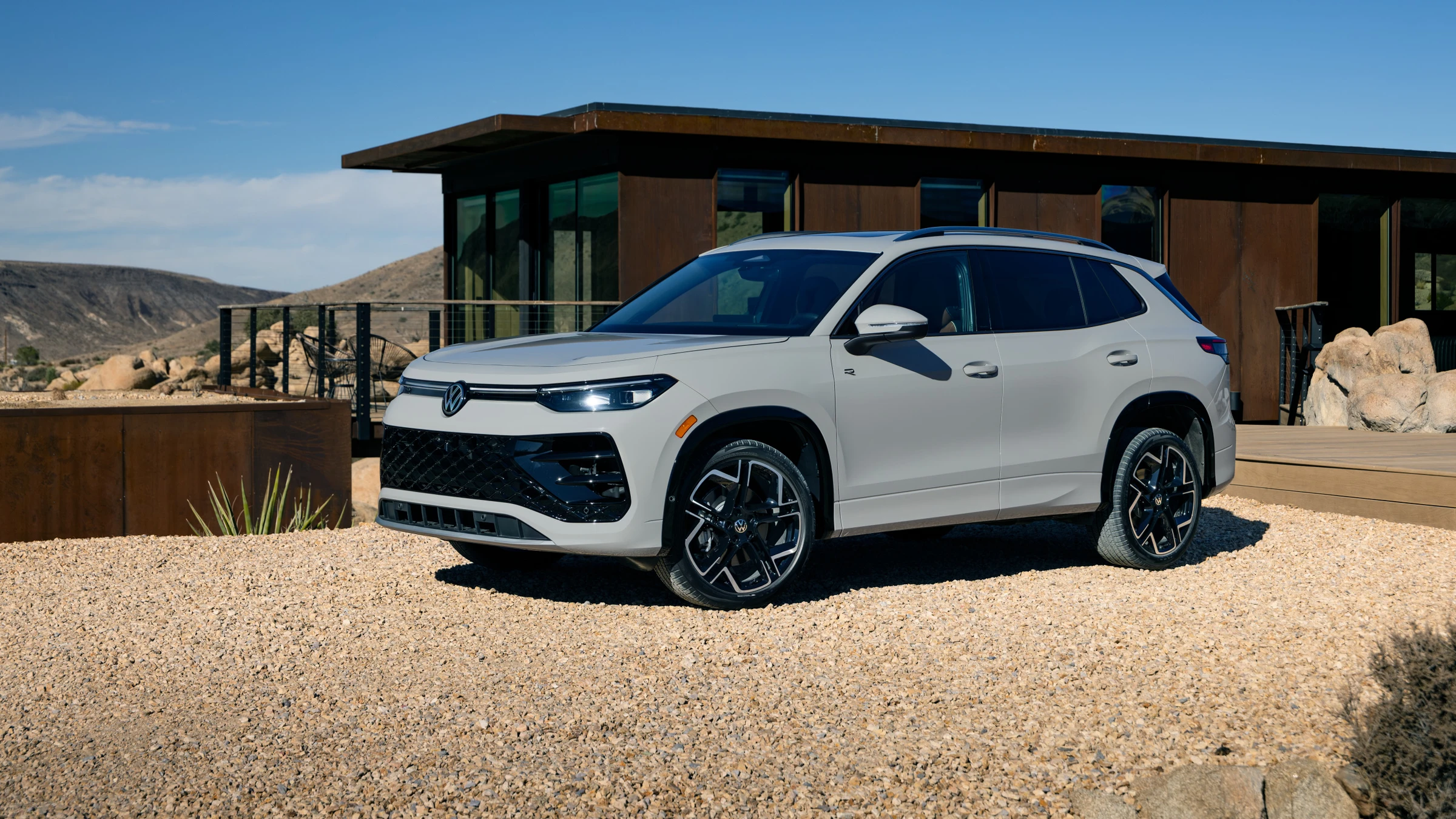 A Volkswagen Tiguan is standing in front of a house