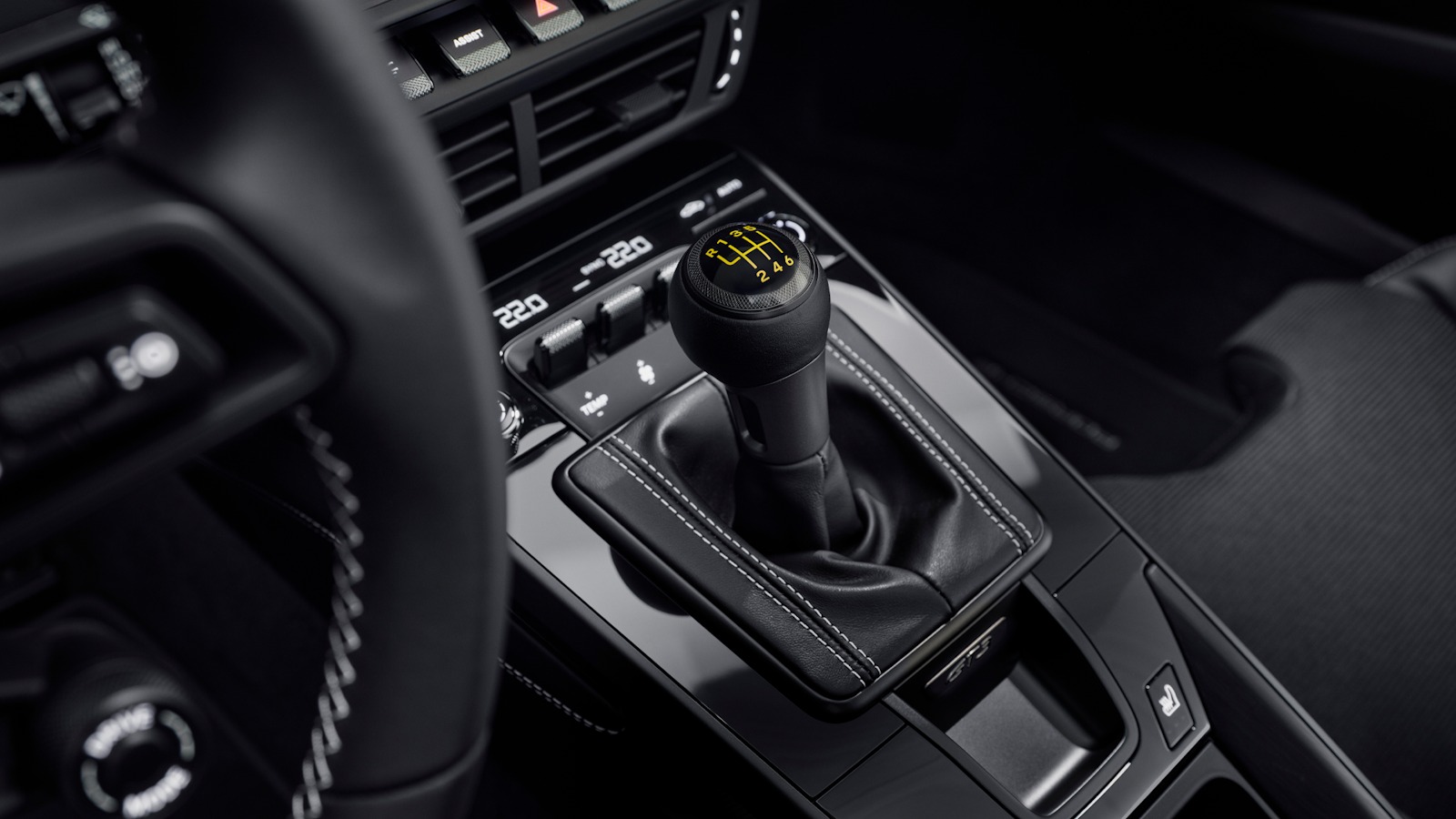 Manual gear shifter and center console of the 2025 Porsche 911 GT3