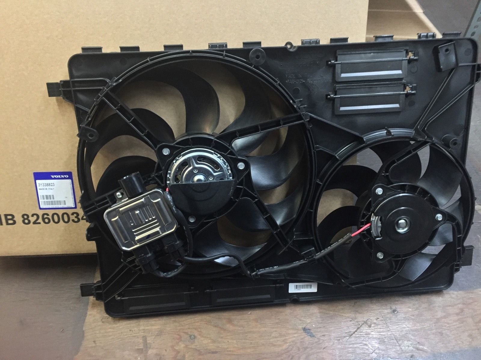 Volvo XC60, S60, S80, and XC70 radiator fan assembly with dual cooling fans