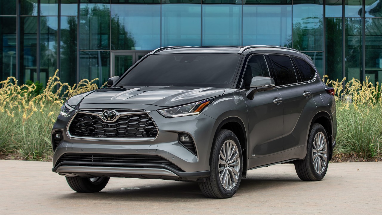 Toyota Highlander parked outside a modern glass building