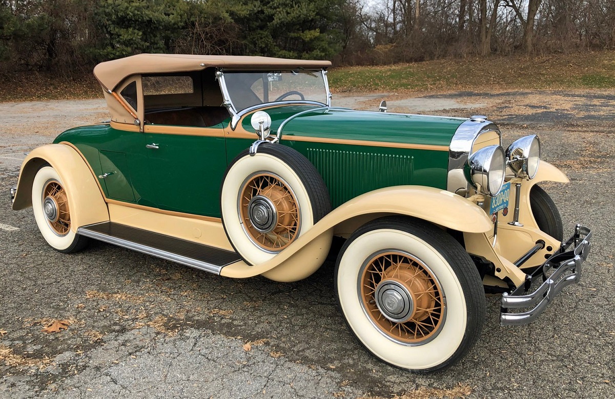 A 1930 Buick Roadster is standing on a road