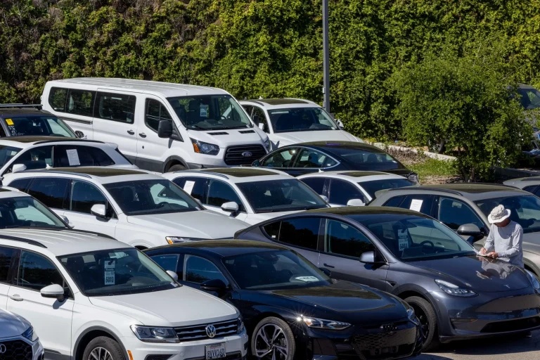 Many cars are standing in the car parking