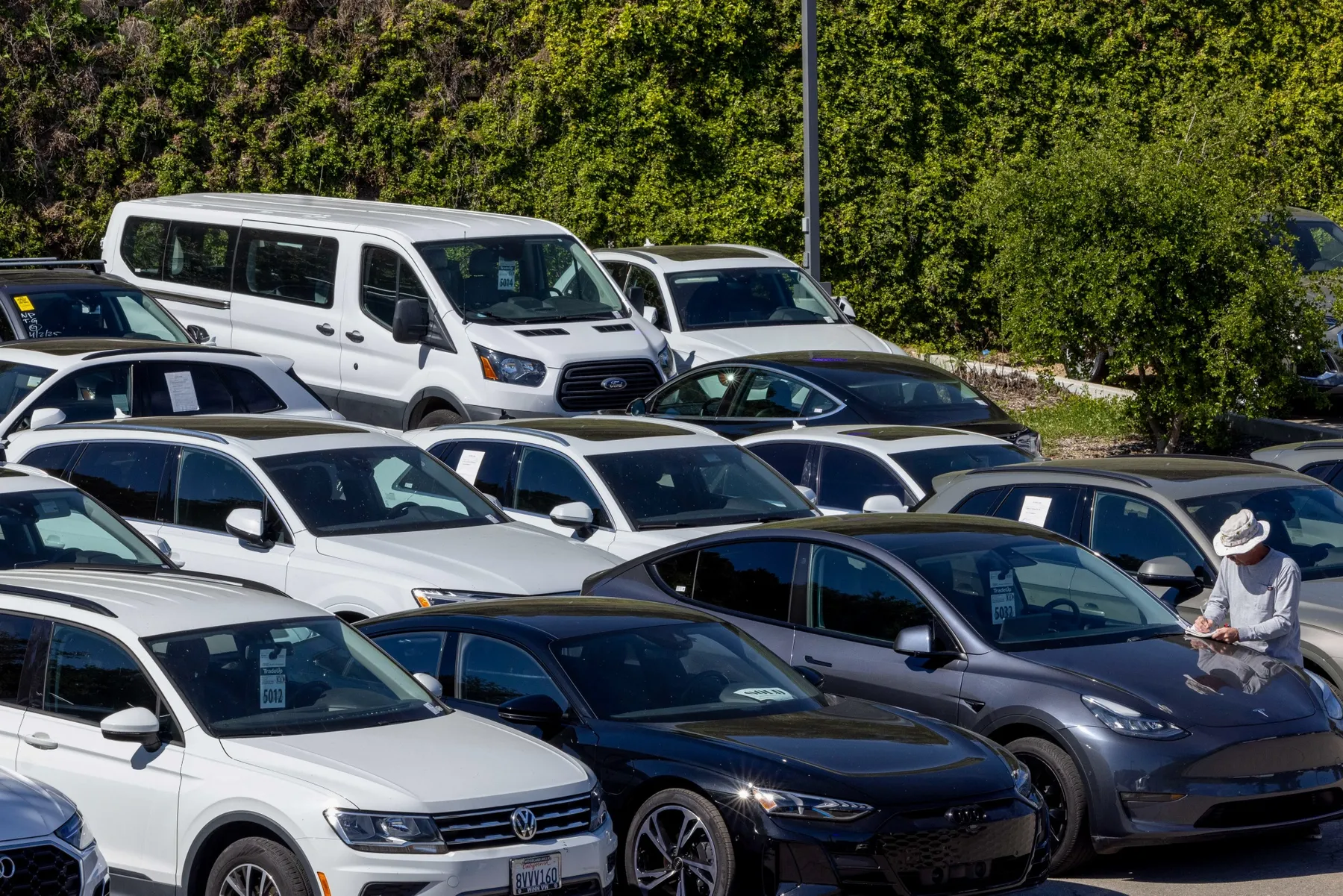 Many cars are standing in the car parking