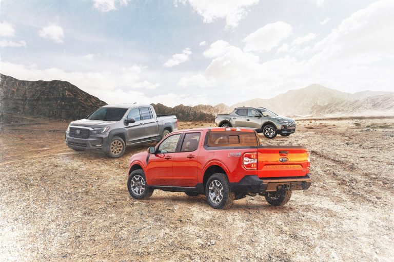 Amarok, Ridgeline and Cruz are standing one after the other on a hilly road