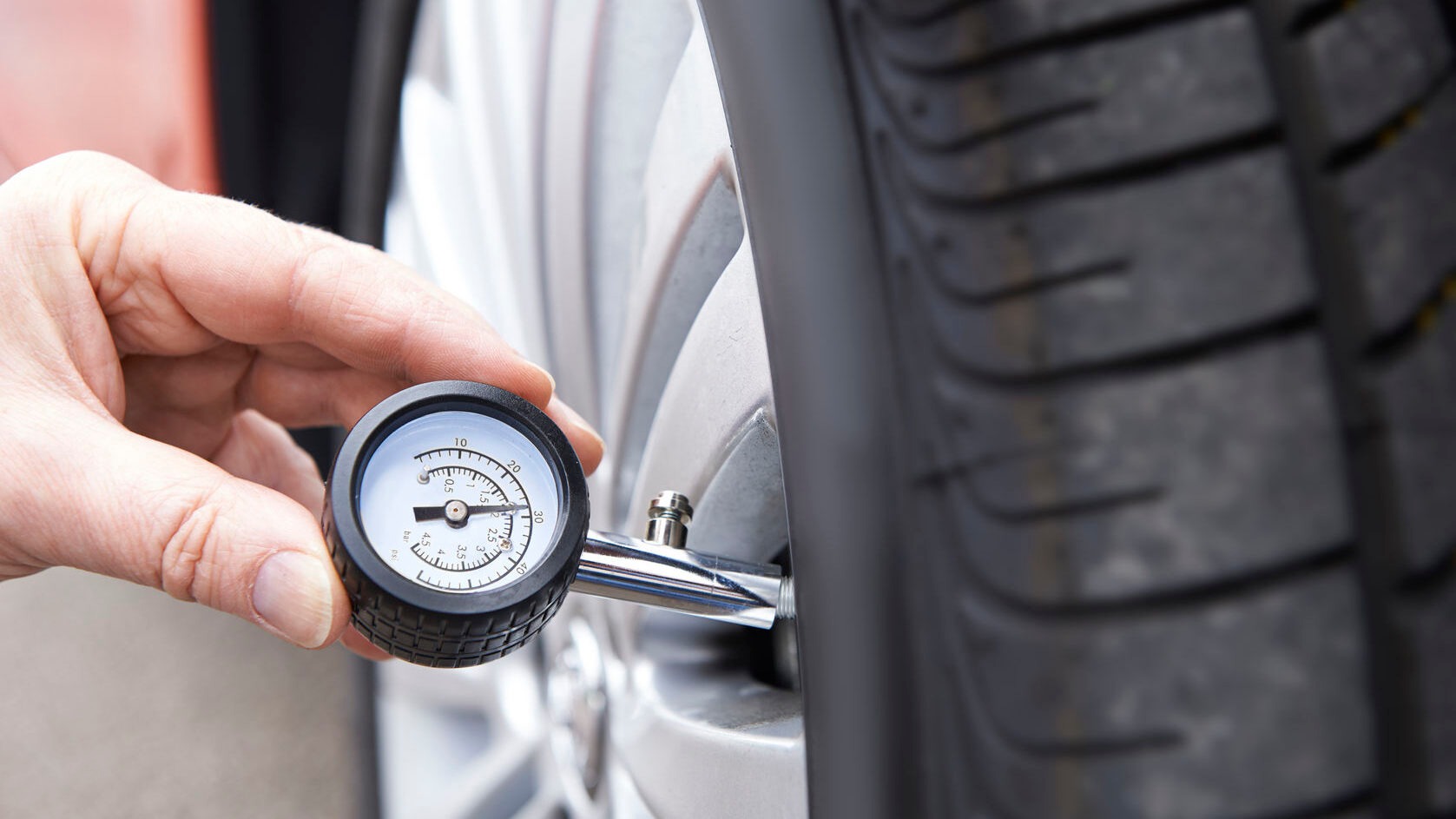 Analog tire pressure gauge 
