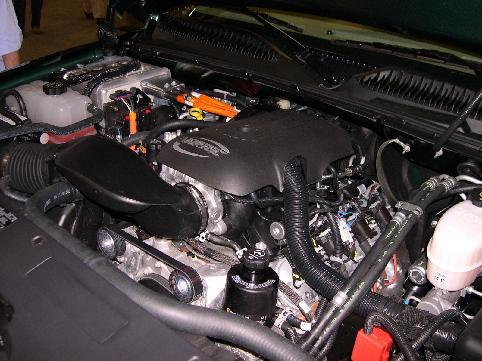 Engine bay of a Chevrolet Silverado Hybrid