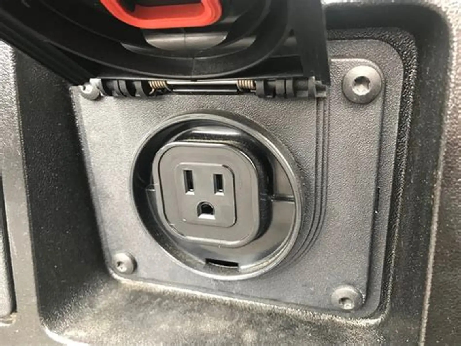 High-Voltage Hybrid Outlets