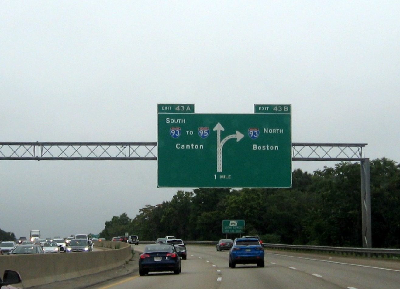 Highway sign directing drivers toward Massachusetts Route 3