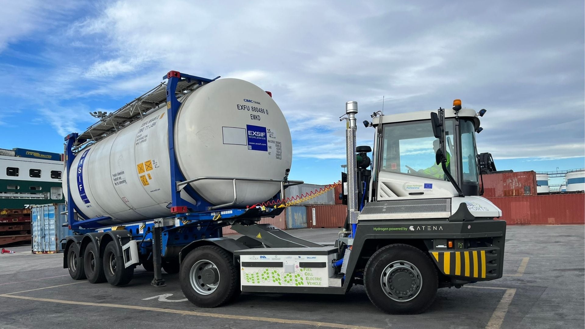 Hydrogen-powered port vehicle