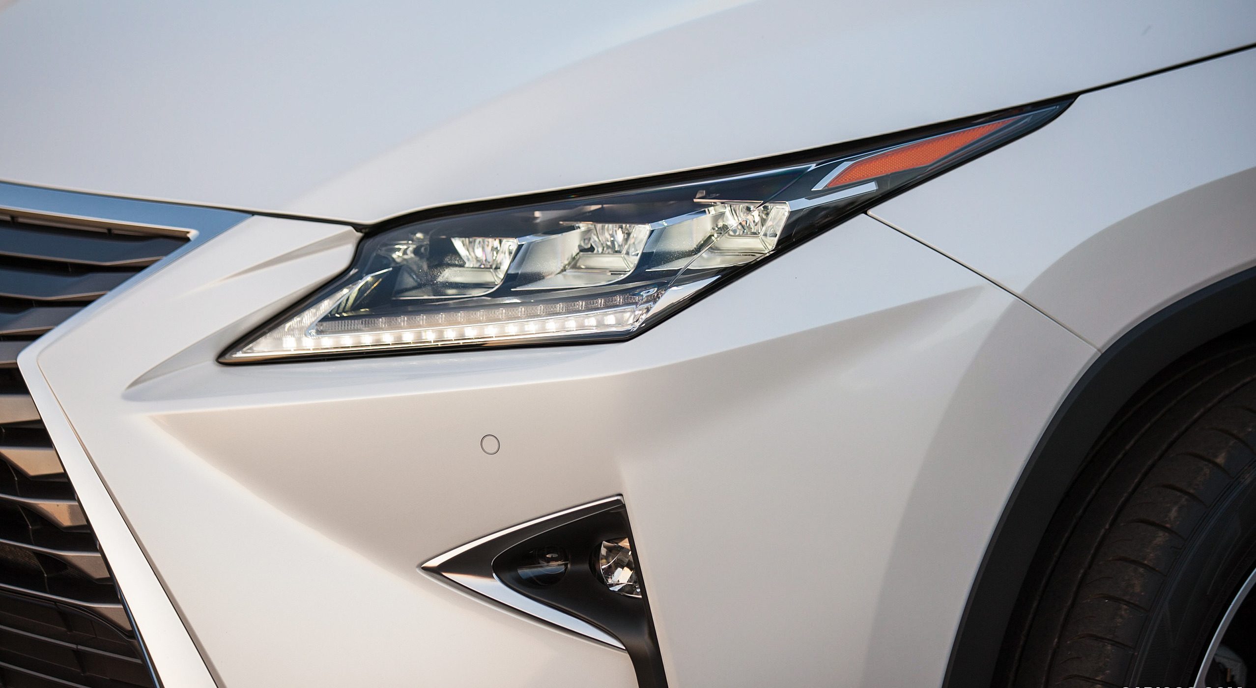 LED headlight design of the 2016 Lexus RX 350