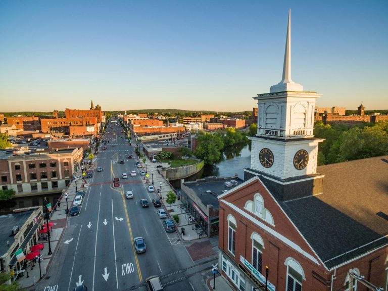 A street road of New Hampshire is shown