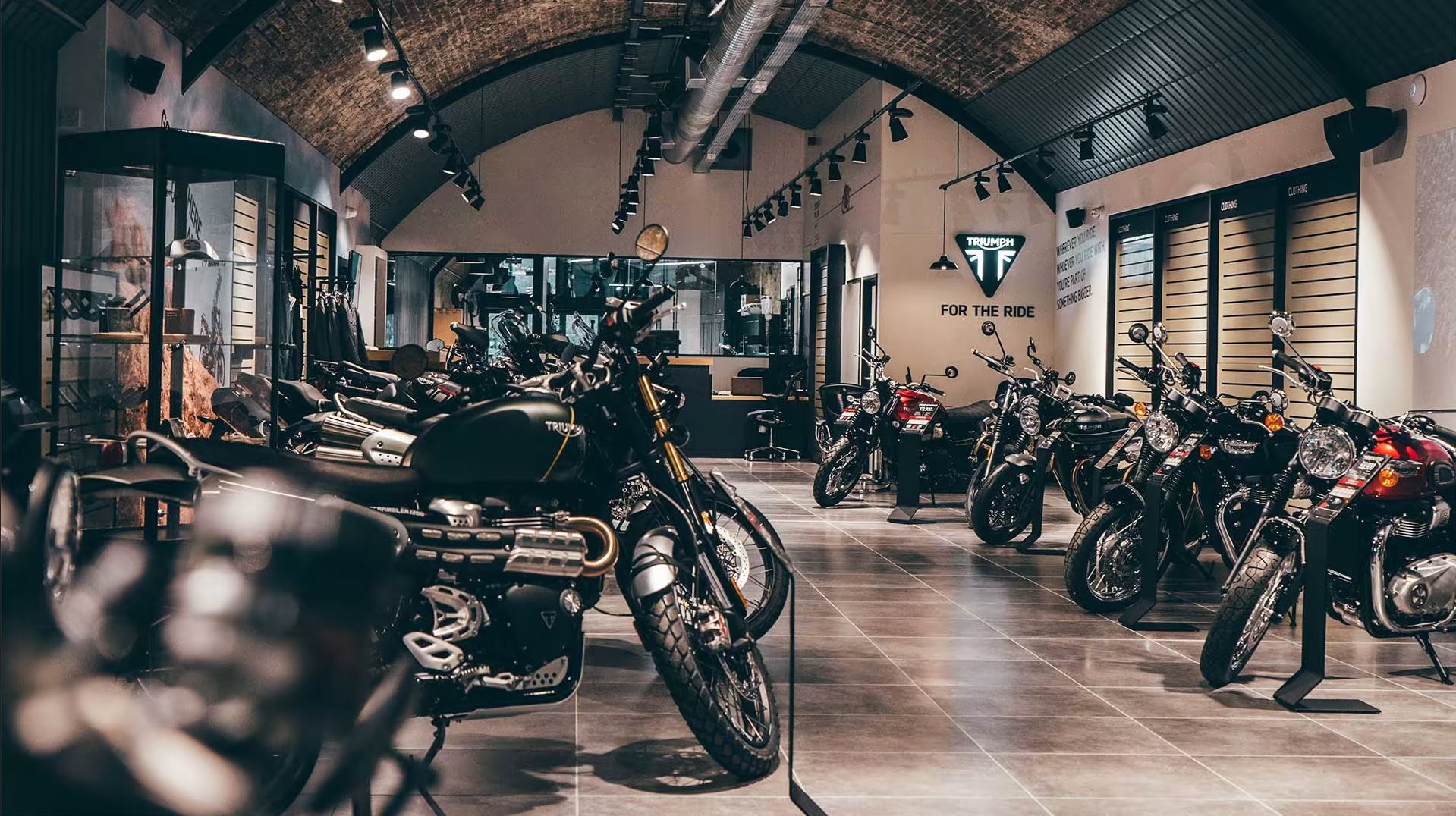 Many bikes are standing in a garage