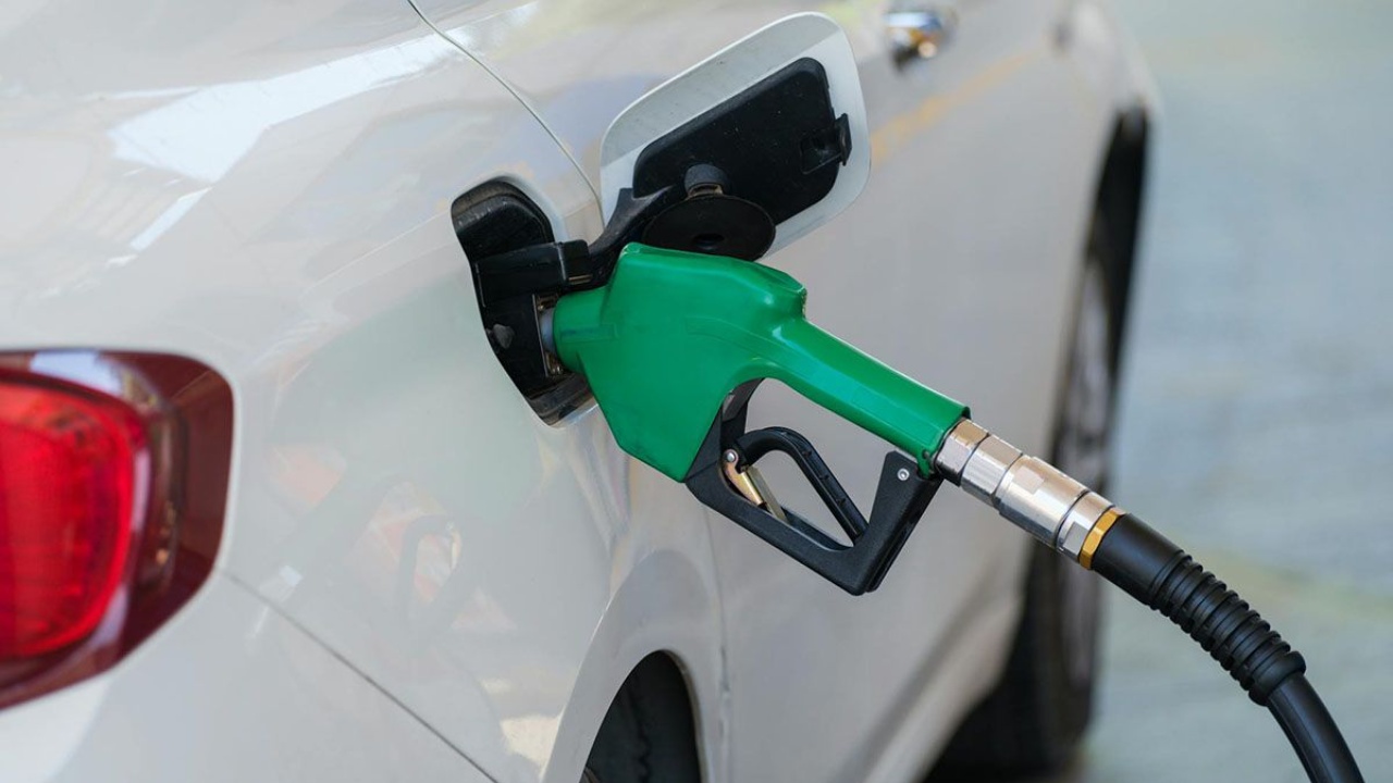 Car refueling at a gas station, highlighting everyday fuel-saving driving habits