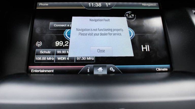 Ford SUV dashboard displaying a navigation fault warning on its infotainment screen