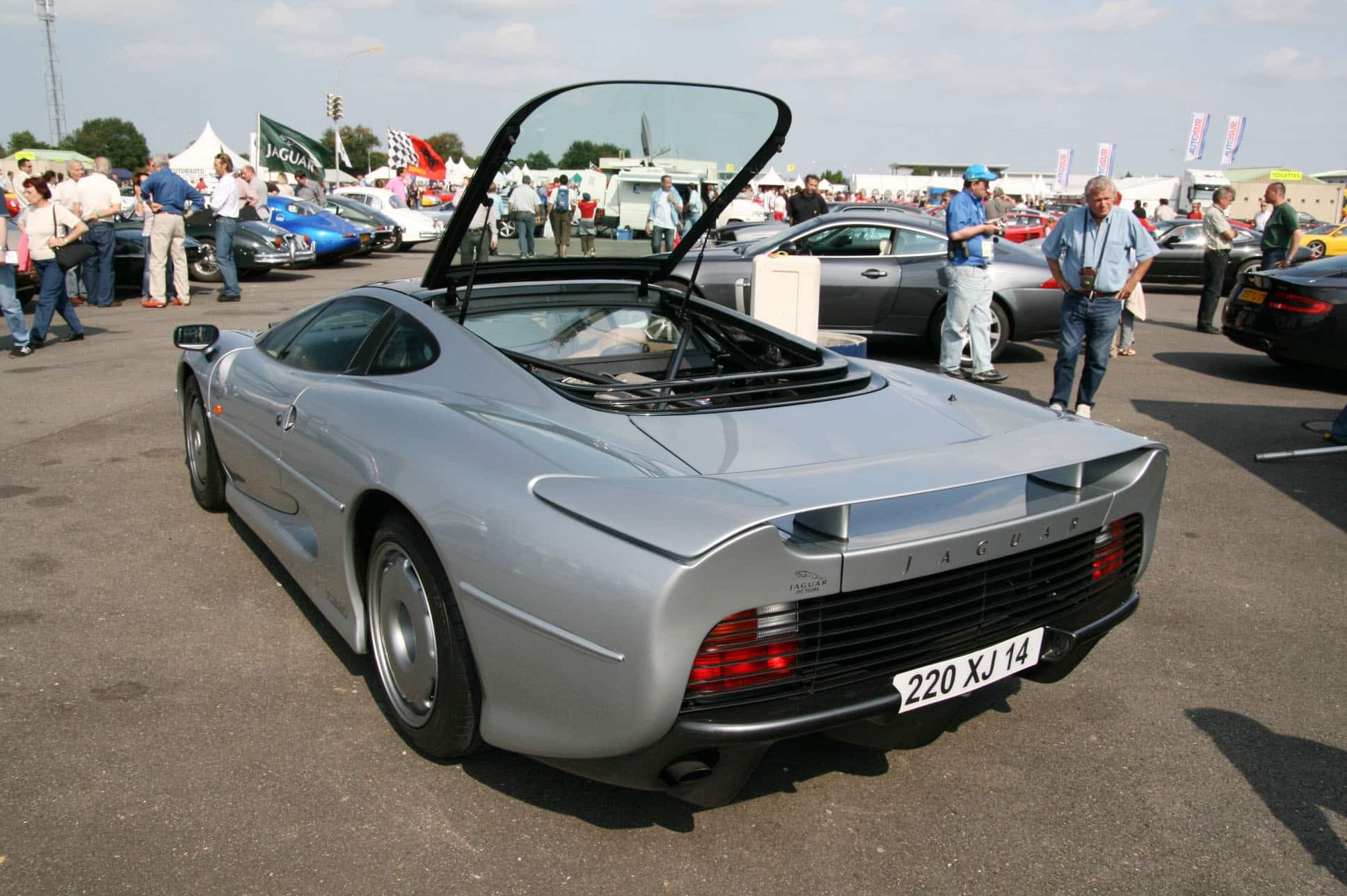 Jaguar XJ220