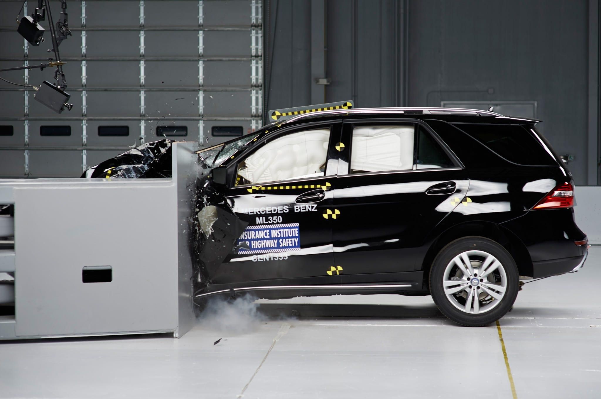 IIHS Crash Test Luxury SUV