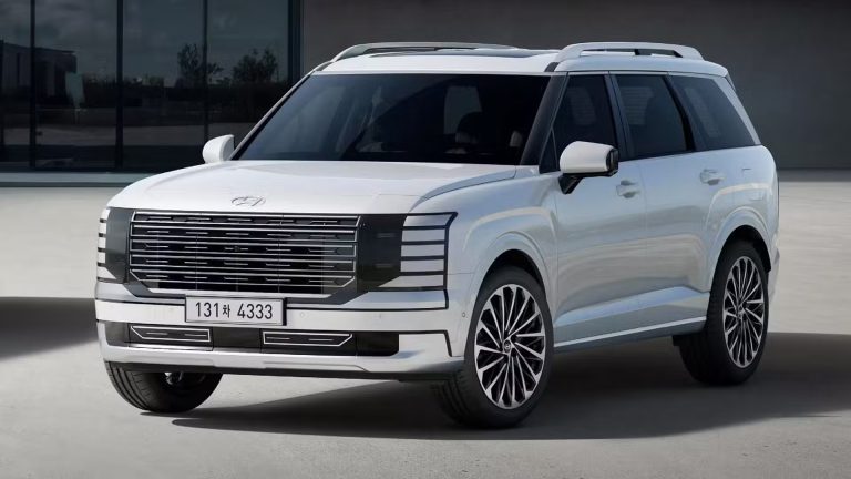 2027 Hyundai Palisade Hybrid displayed from the front, showcasing its bold grille and distinctive LED lighting