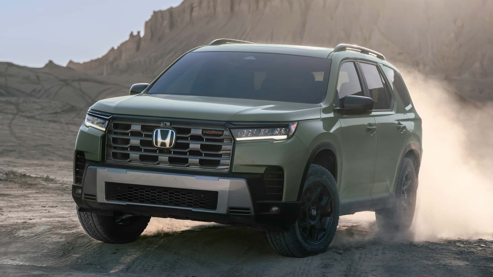 Honda Pilot TrailSport tackles rugged terrain on a dusty off-road trail