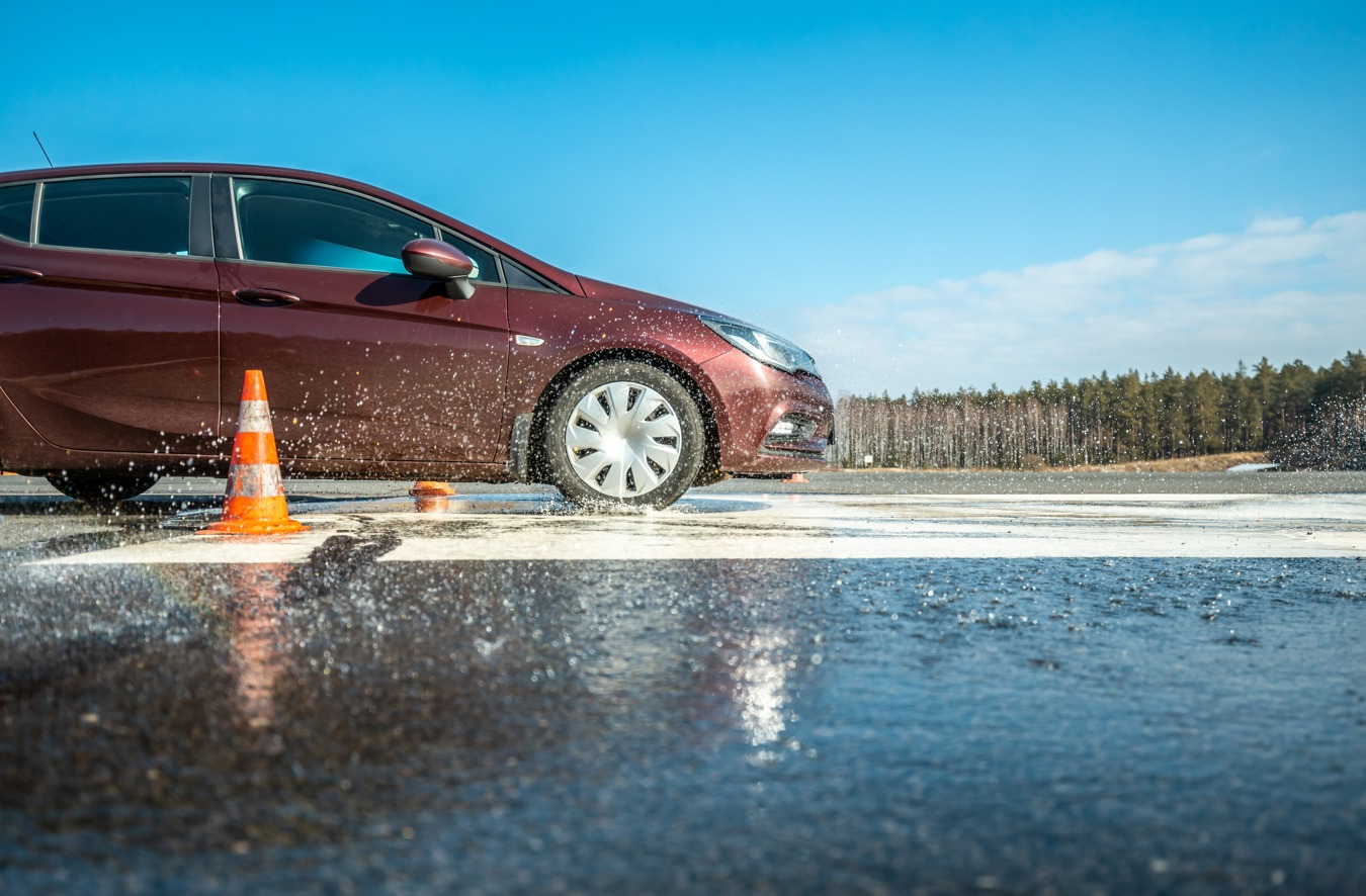 Pumping brakes on ice helps you stop